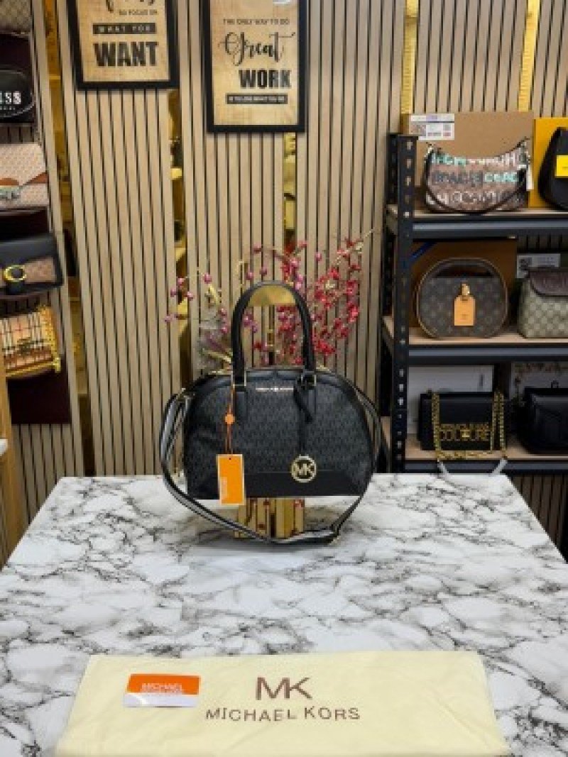 Michael Kors Alma Shoulder Bag ( Black )