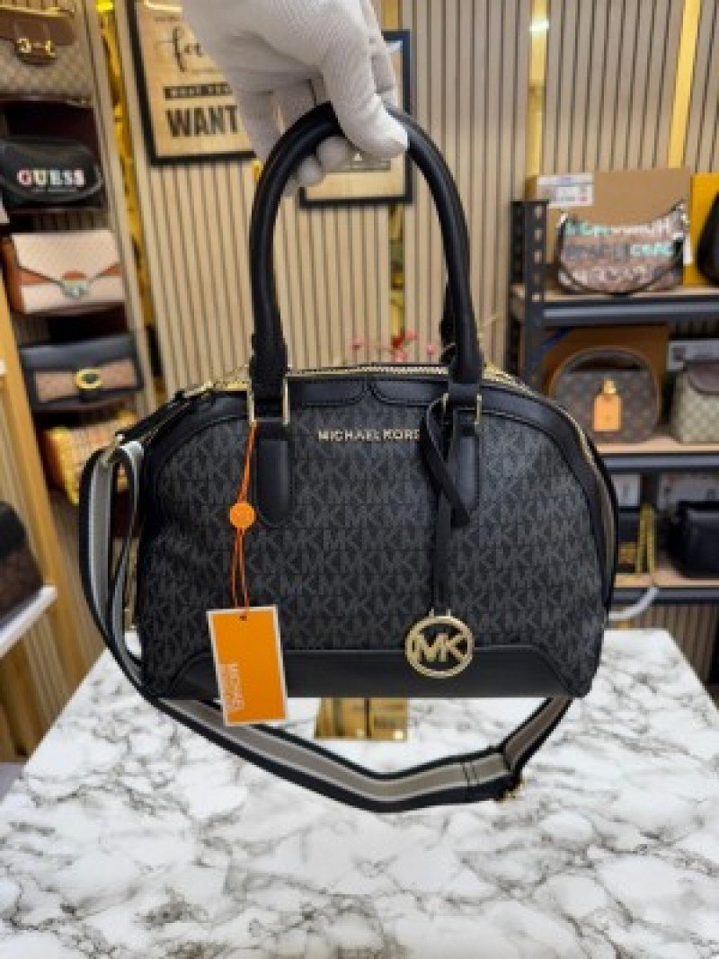 Michael Kors Alma Shoulder Bag ( Black )
