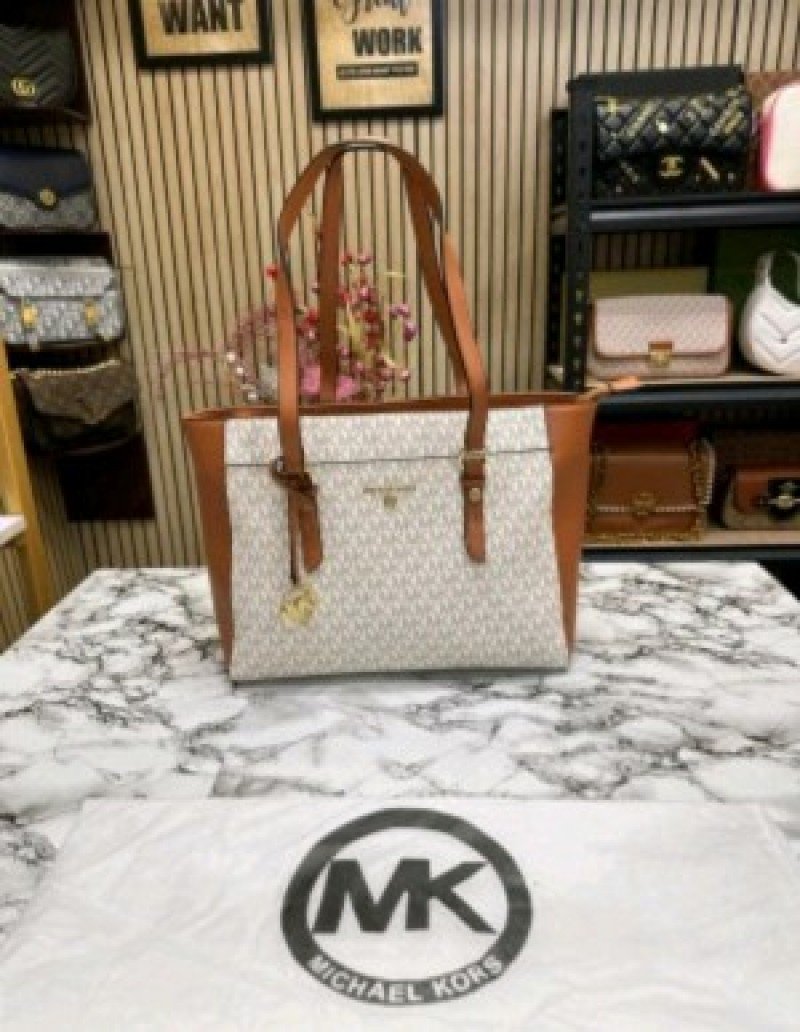 Michael Kors Charlotte Large Saffiano ( Biege Brown )