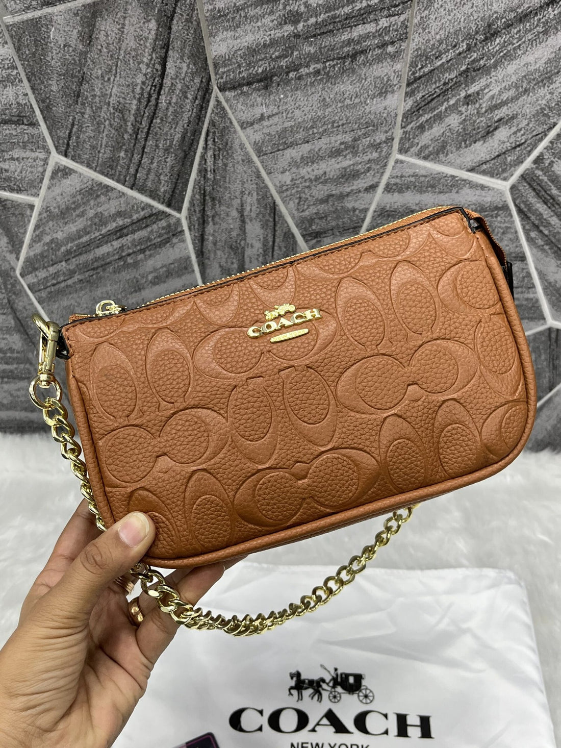 Coach Largebrown Wristlet ( Brown )