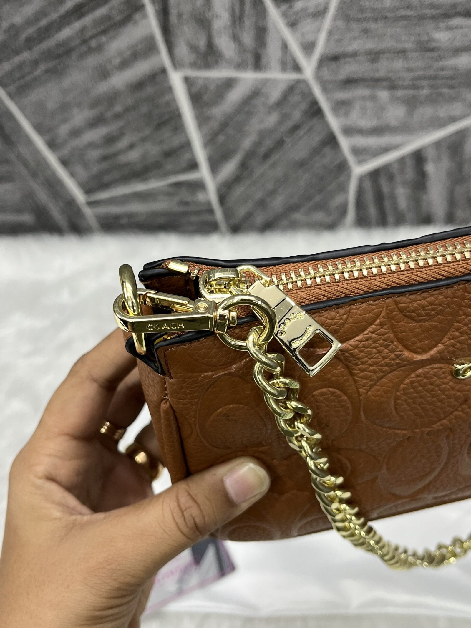 Coach Largebrown Wristlet ( Brown )