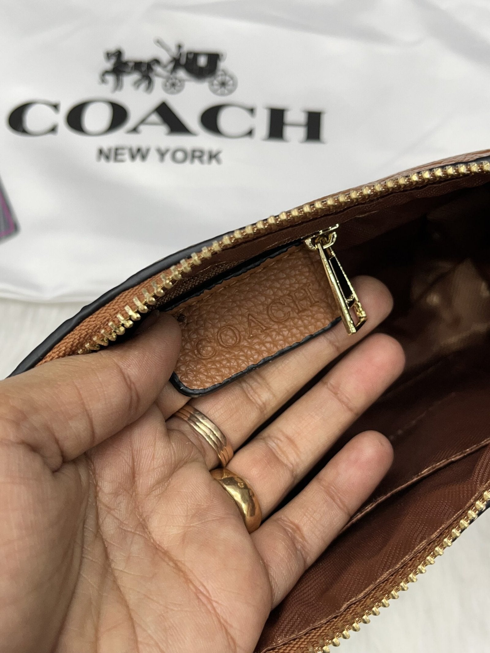 Coach Largebrown Wristlet ( Brown )
