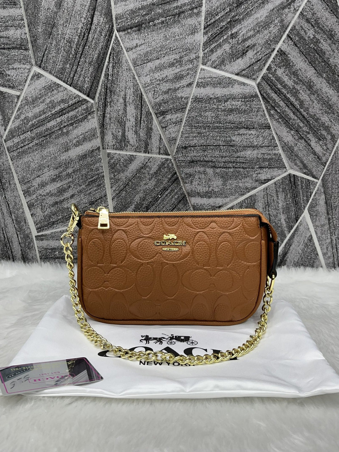 Coach Largebrown Wristlet ( Brown )